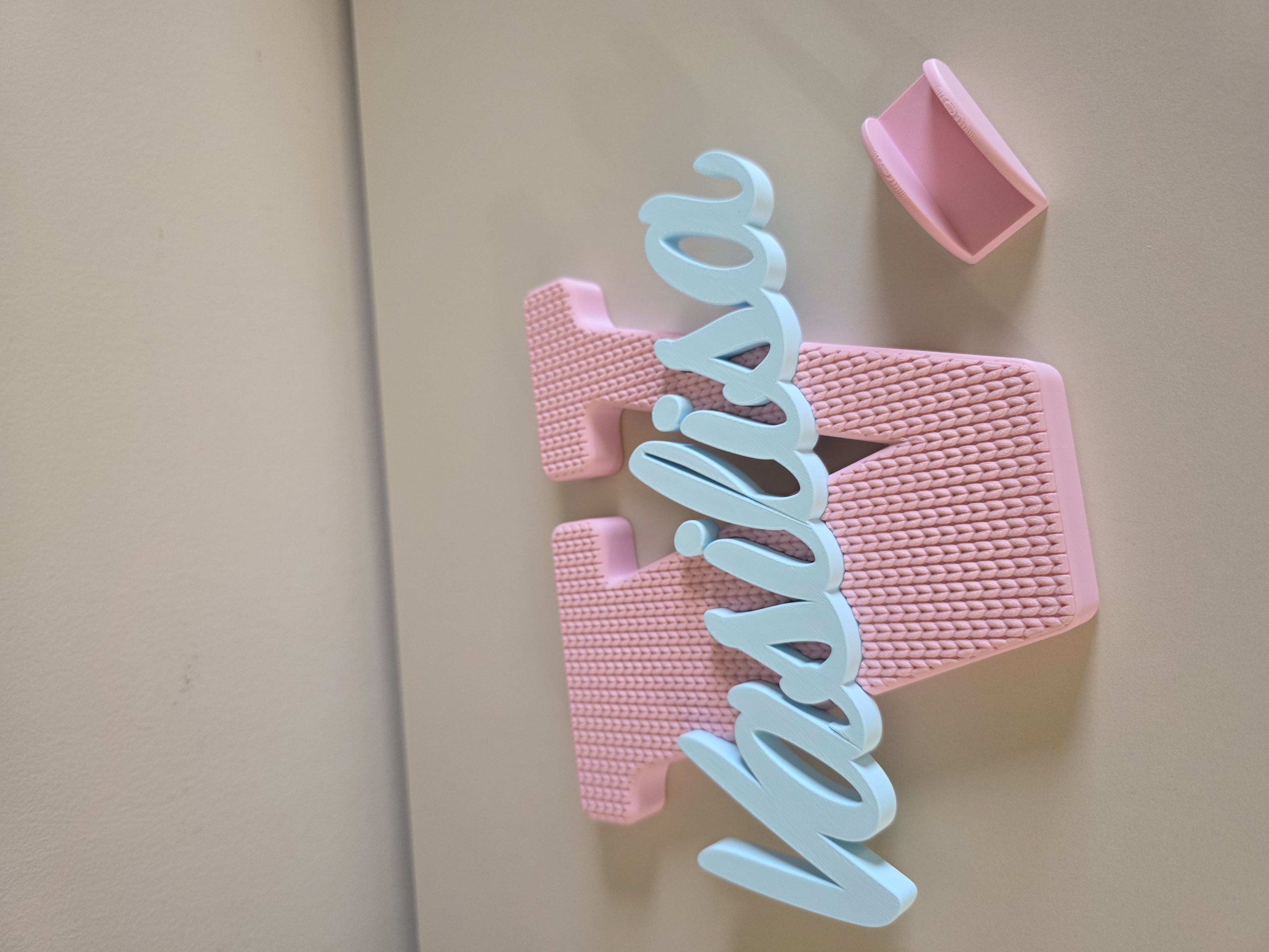 Room Sign — iniciála se jménem — fotografie hotového výrobku 3